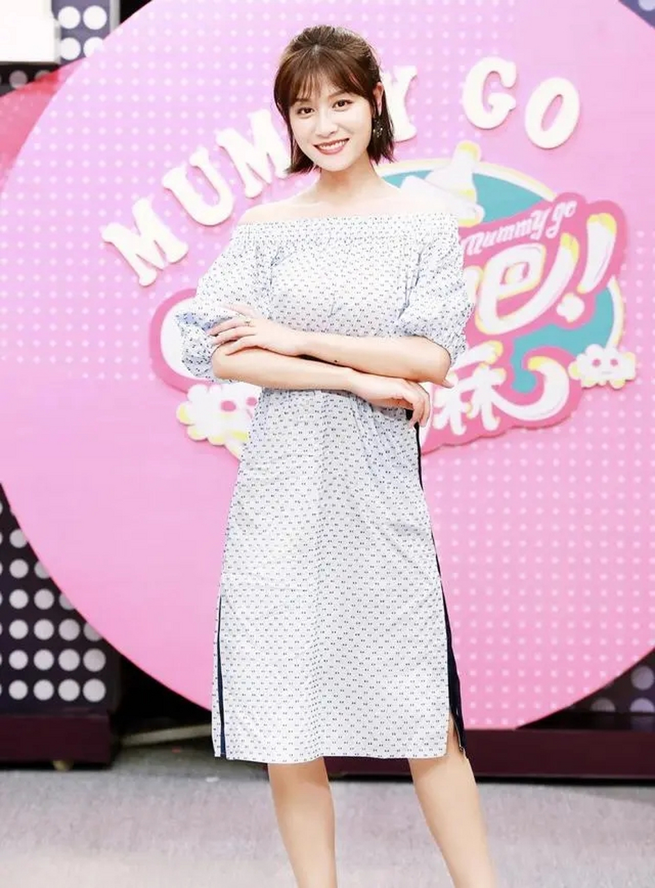 叶一茜真有"贵妇"气质,穿无袖连衣裙出席活动,穿出了高级感