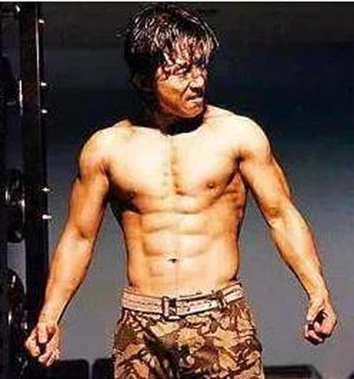 岳松曾经在节目中说:黑市拳没有大家想象的水平那么高,打黑拳比的是一