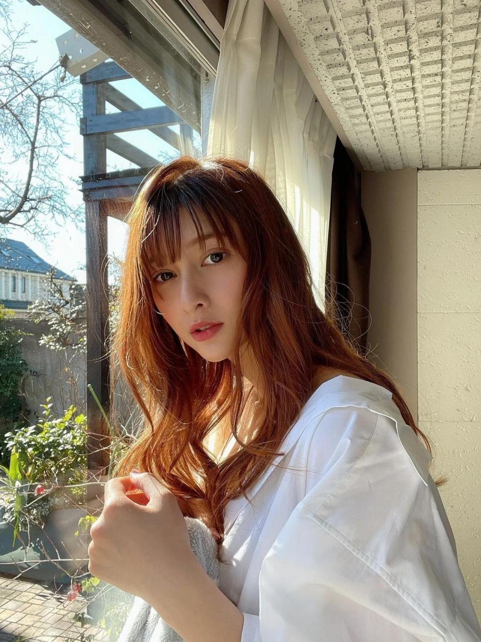 angela芽衣新对镜45∠自拍,白色永远的滴神,气质立马就出来啦!