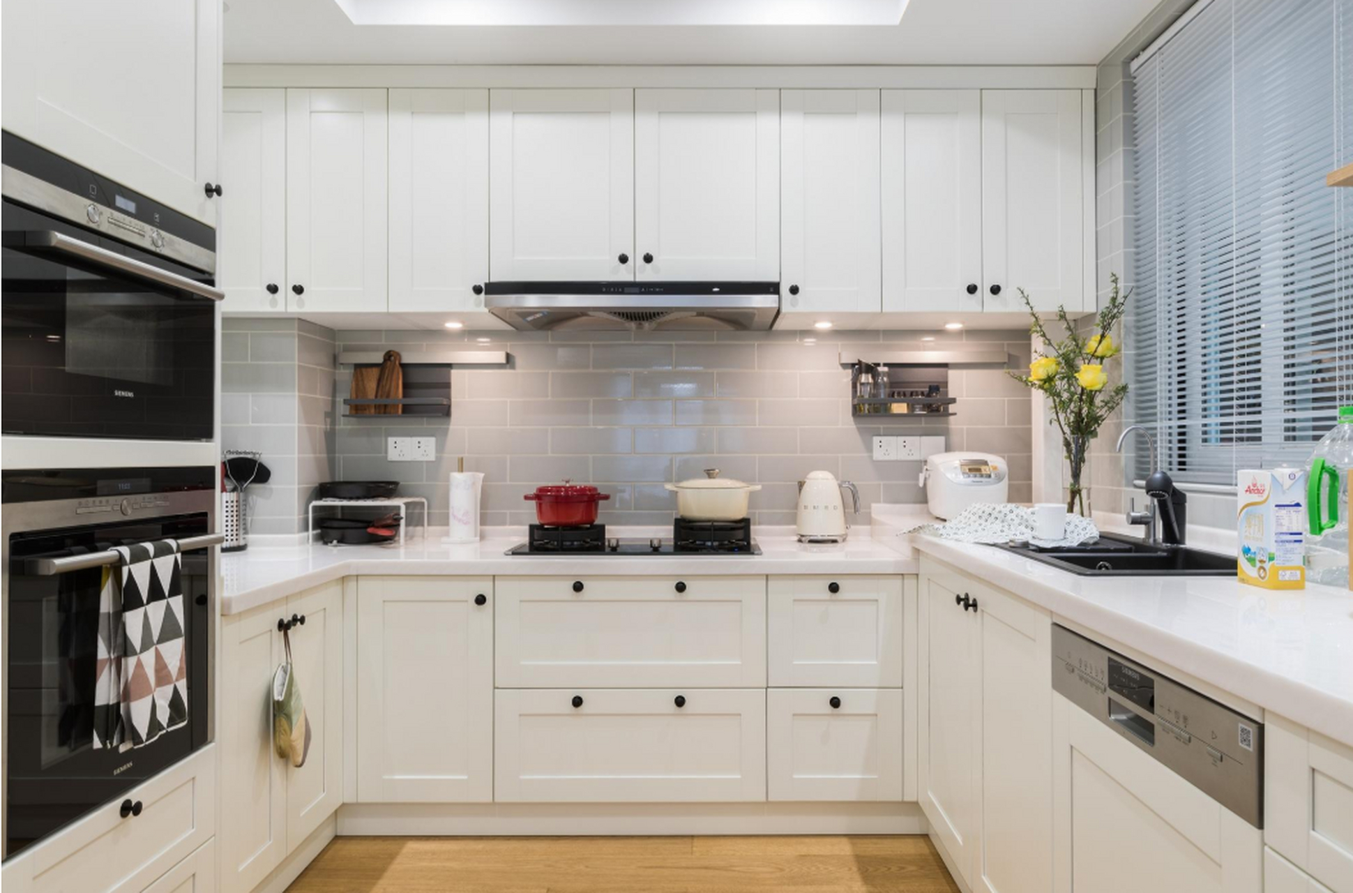 很多家庭在装修时都会考虑做简欧风,简欧风格厨房是以象牙白色为主要