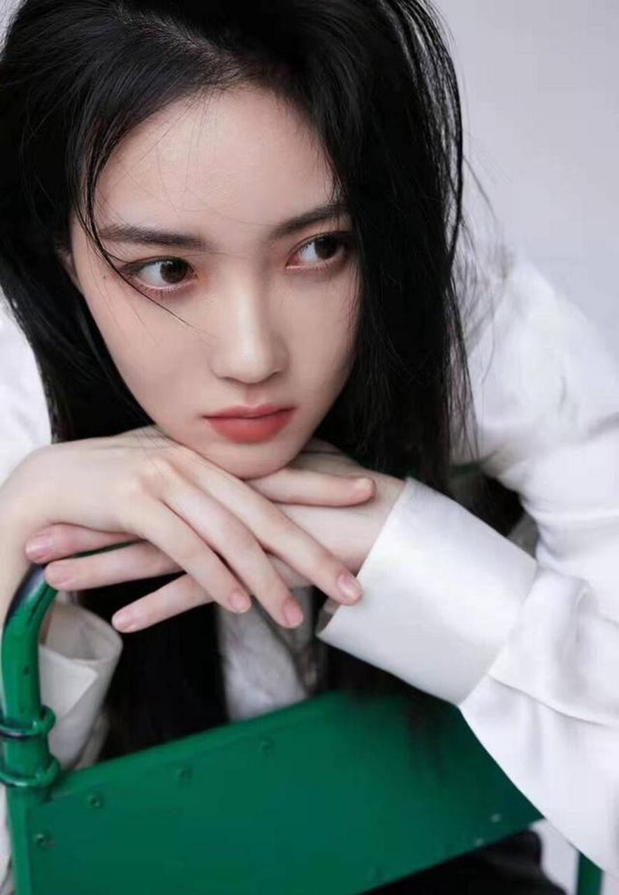 赵嘉敏写真照释出 穿白色真丝衬衫齐肩长发飘逸动人