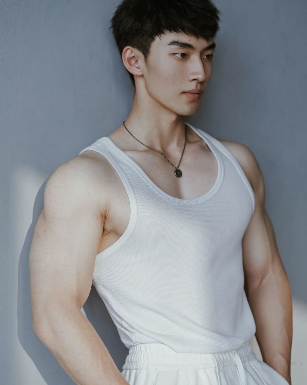 不仅五官立体,浓眉大眼,一举一动都自带氛围感.