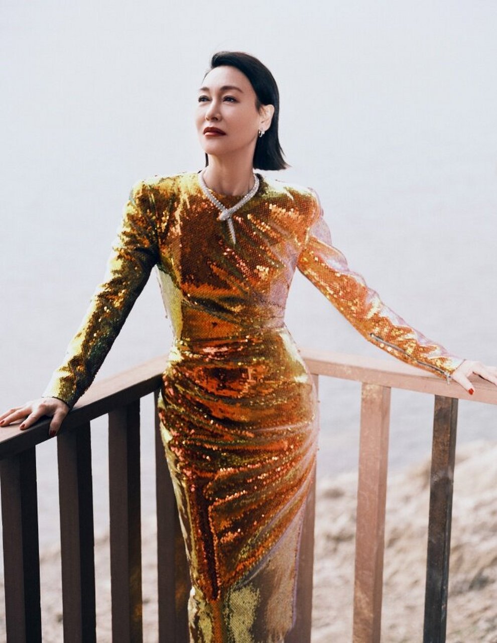北京国际电影节开幕红毯# 惠英红的这套金色修身连衣裙搭配她的大
