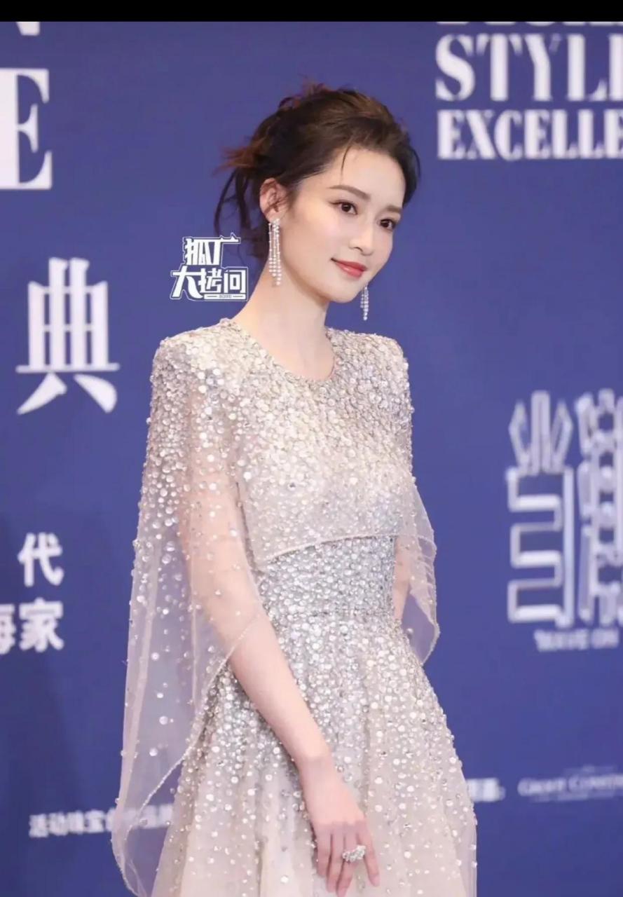 李沁红毯生图!费加罗风尚盛典红毯生图,有钻石裙子勾勒精致身材,好美!