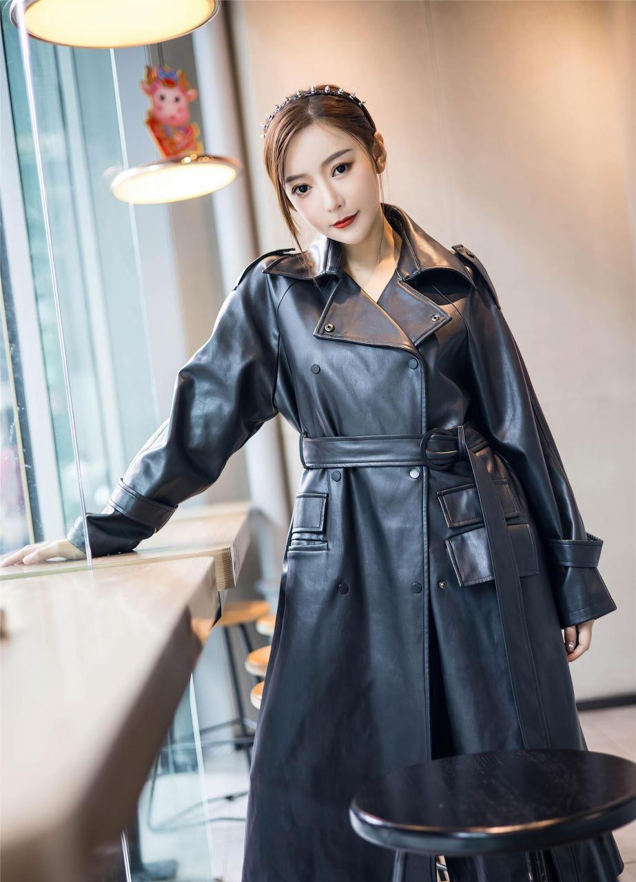 黑色皮衣外套,让你成为街拍中的瞩目焦点