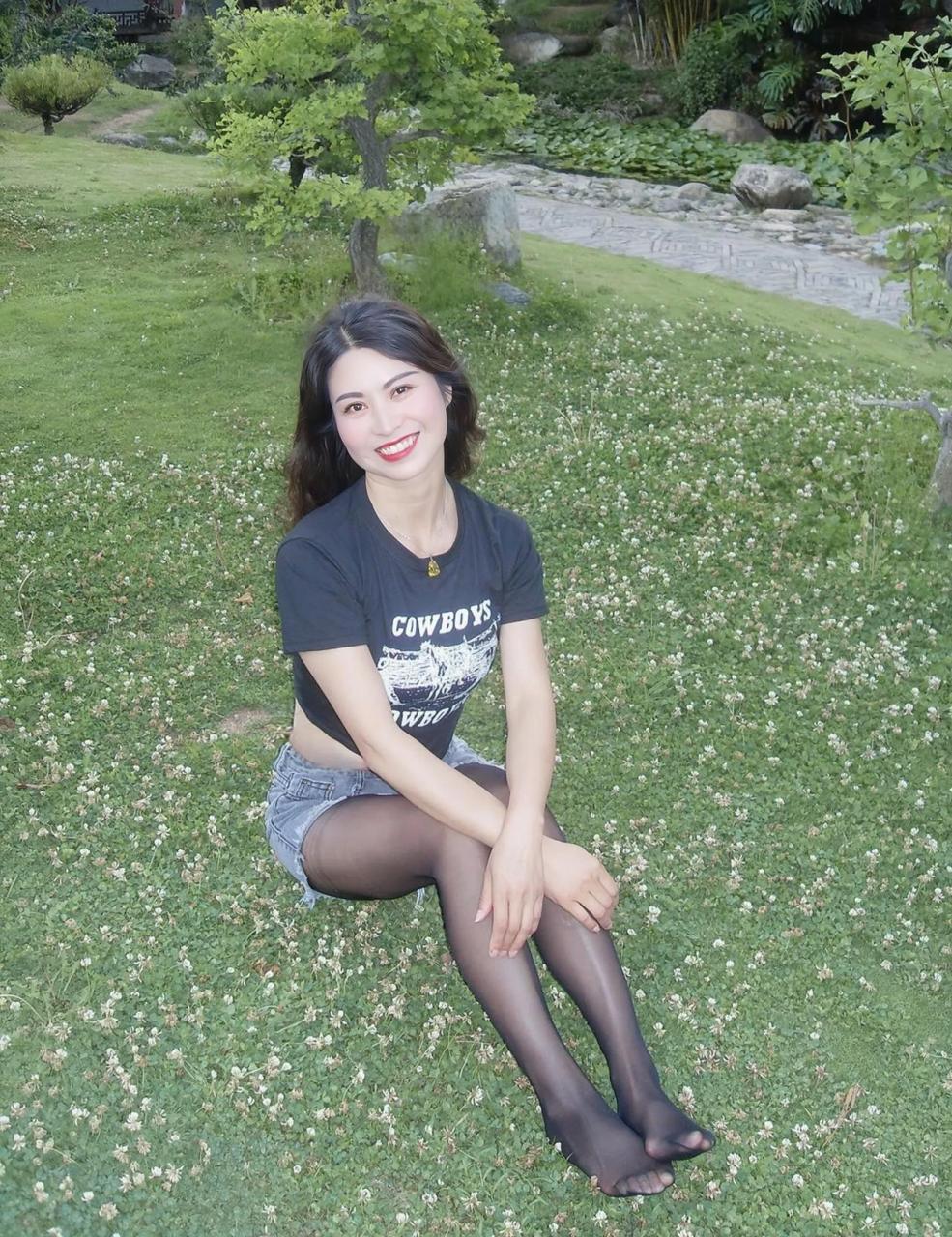 真实的美阿姨 天热了趁着周末去公园溜达溜达避避暑,阿姨也体恤衫牛仔