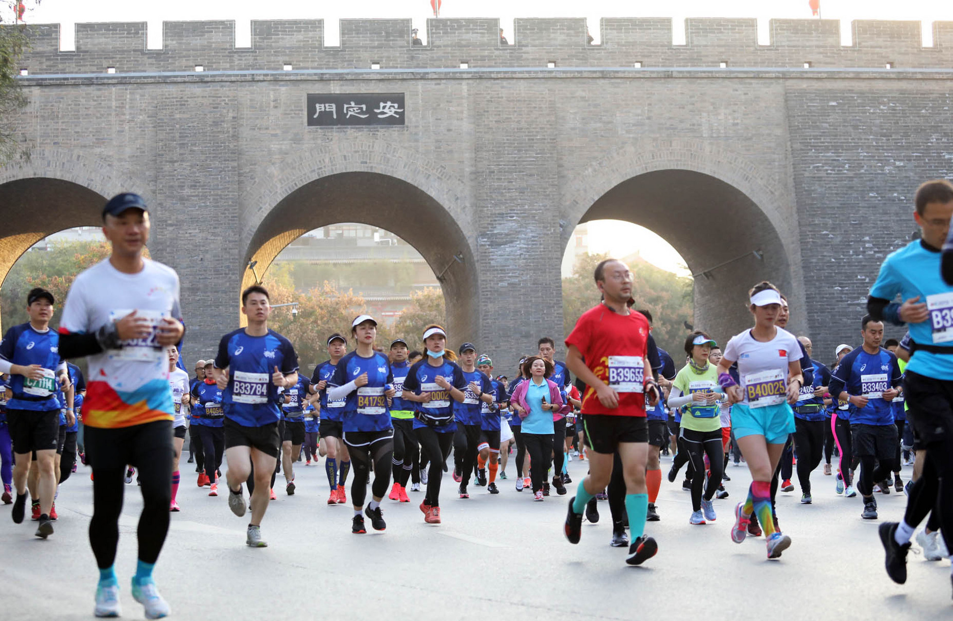 今年西马的项目仍为全程马拉松,半程马拉松和全民全运欢乐跑3项.