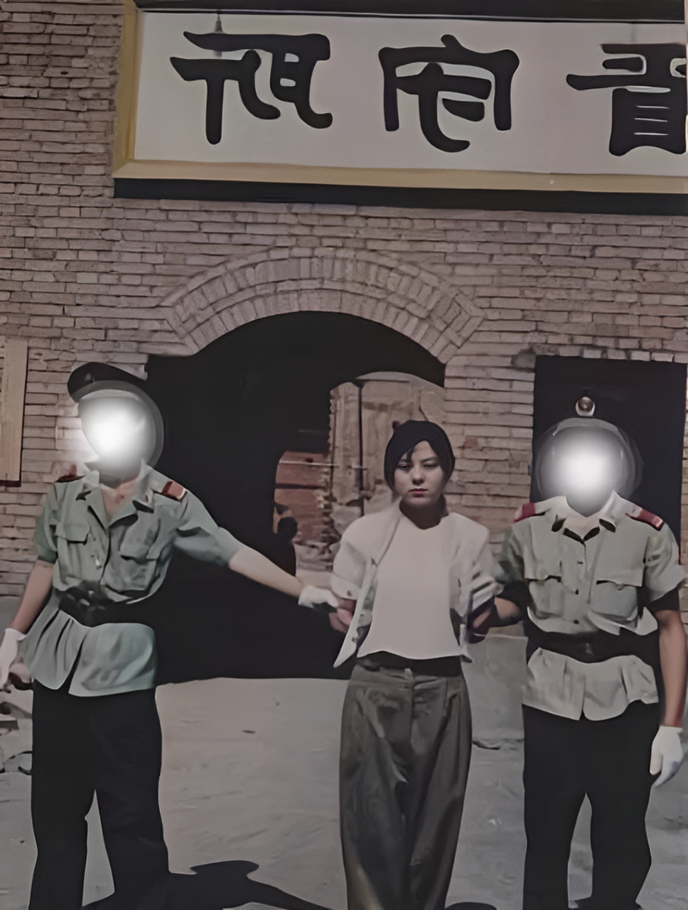 1993年,有两个女孩任雪和曹琳琳即将被执行枪决!