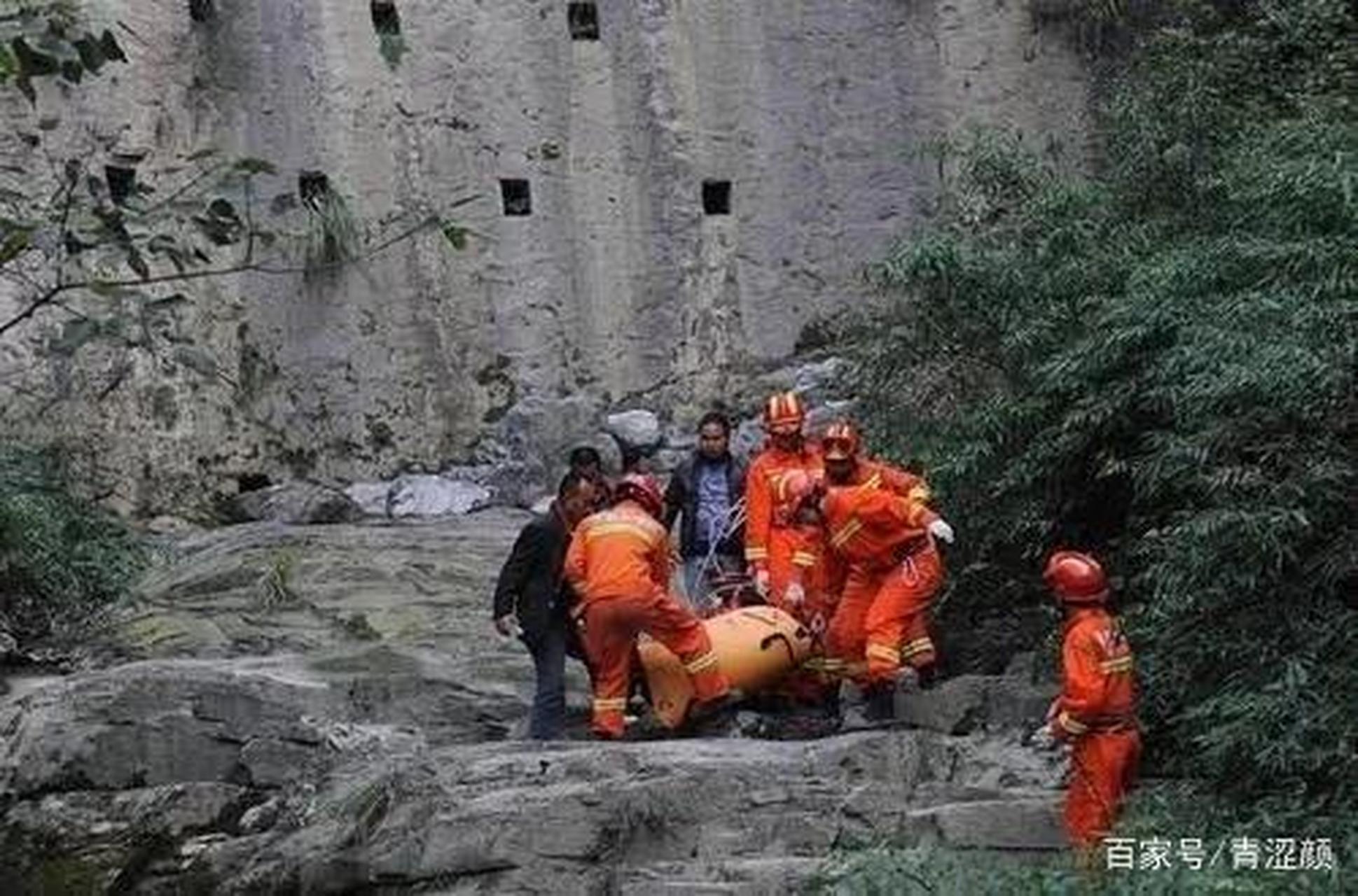 翼装飞行女刘安遗体图片