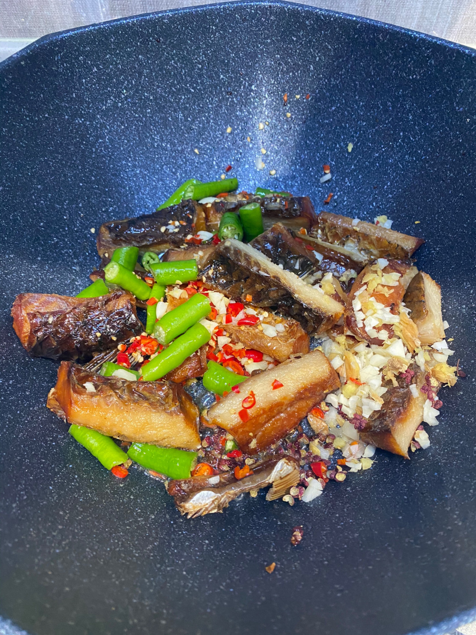 干锅腊鱼 烟熏后的腊鱼非常香 干锅腊鱼的用料 腊鱼:500克 花椒粒:5克