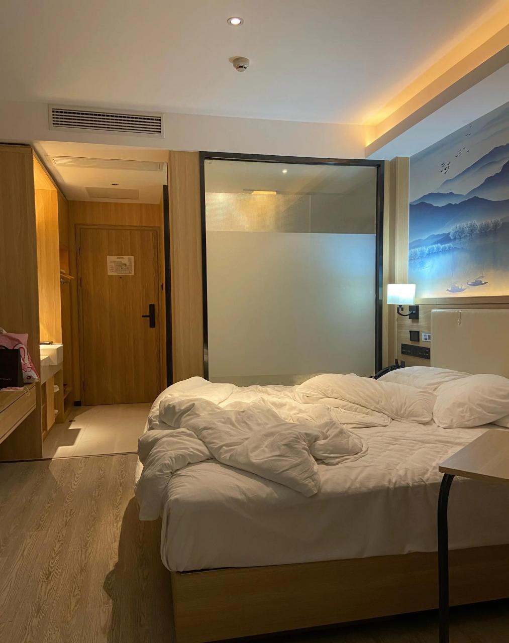 云南,一男子住酒店时,女技师上门推销50元的洗脚按摩服务,男子欣然