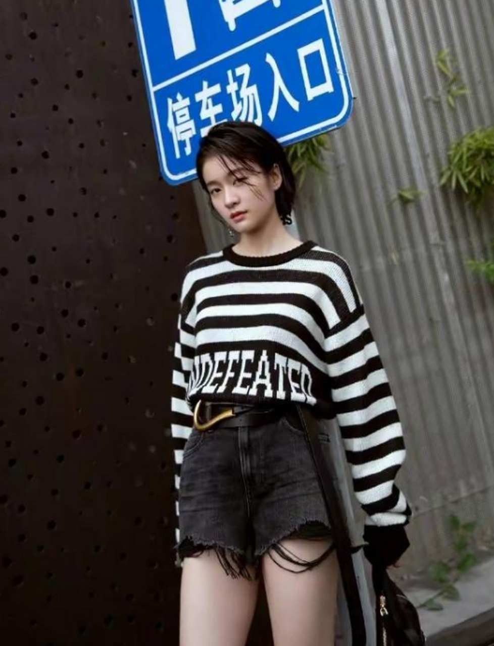 "千层饼"的牛仔短裤搭配黑白毛衣,张雪迎变身乖乖女