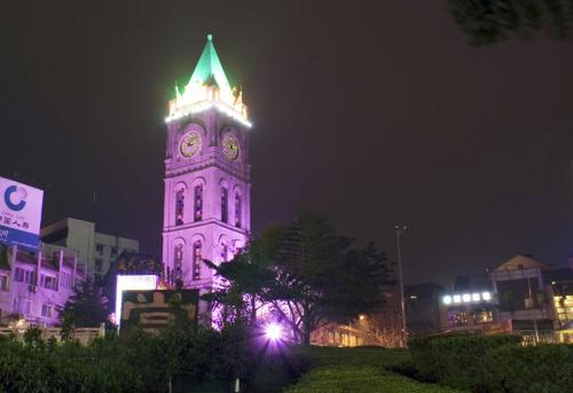 钟鼓楼位于上翔待之南端,为泸州现存唯一完整的古建筑物.