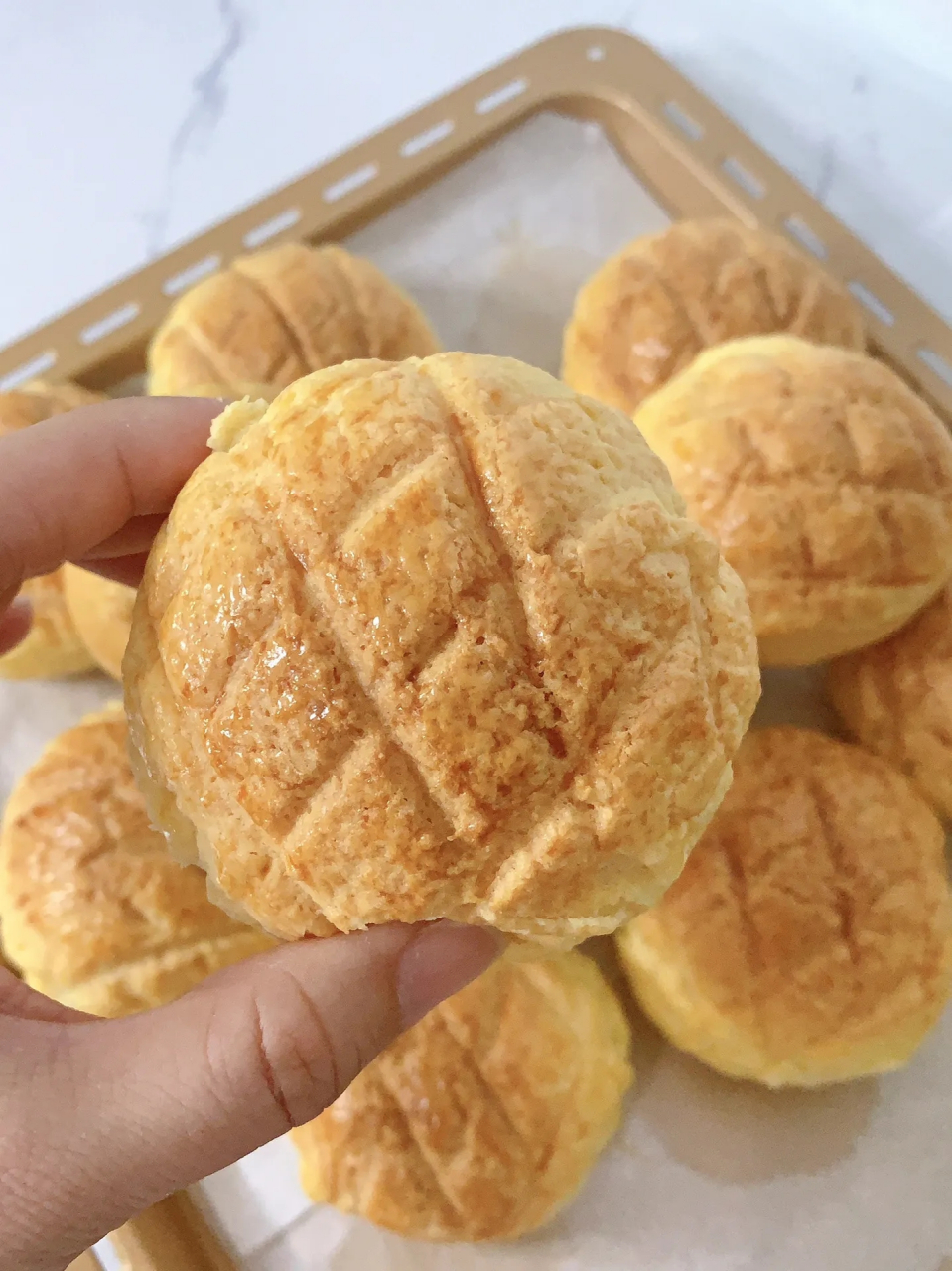 酥到掉渣的迷你菠萝包 小时候特别喜欢吃菠萝包,外皮酥酥甜甜,回味