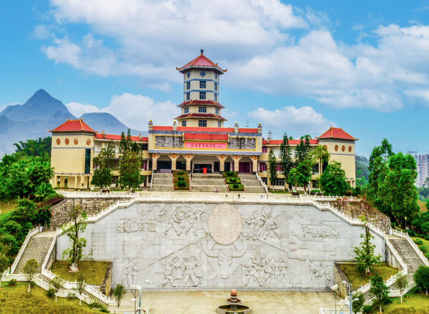 河池,位于中国广西壮族自治区,是一座充满自然美景和丰富人文历史的