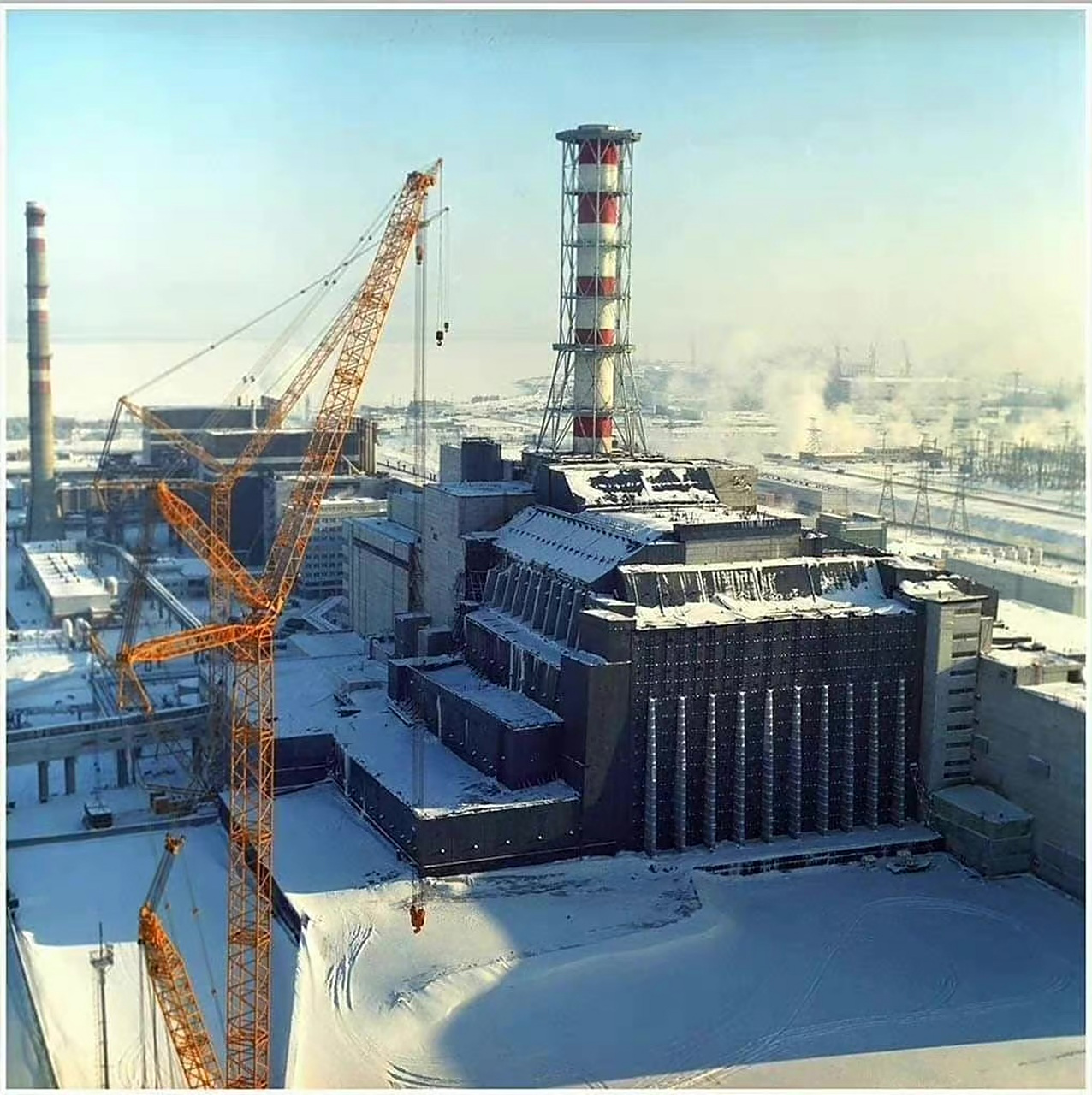 1987年,完工的切尔诺贝利一期石棺