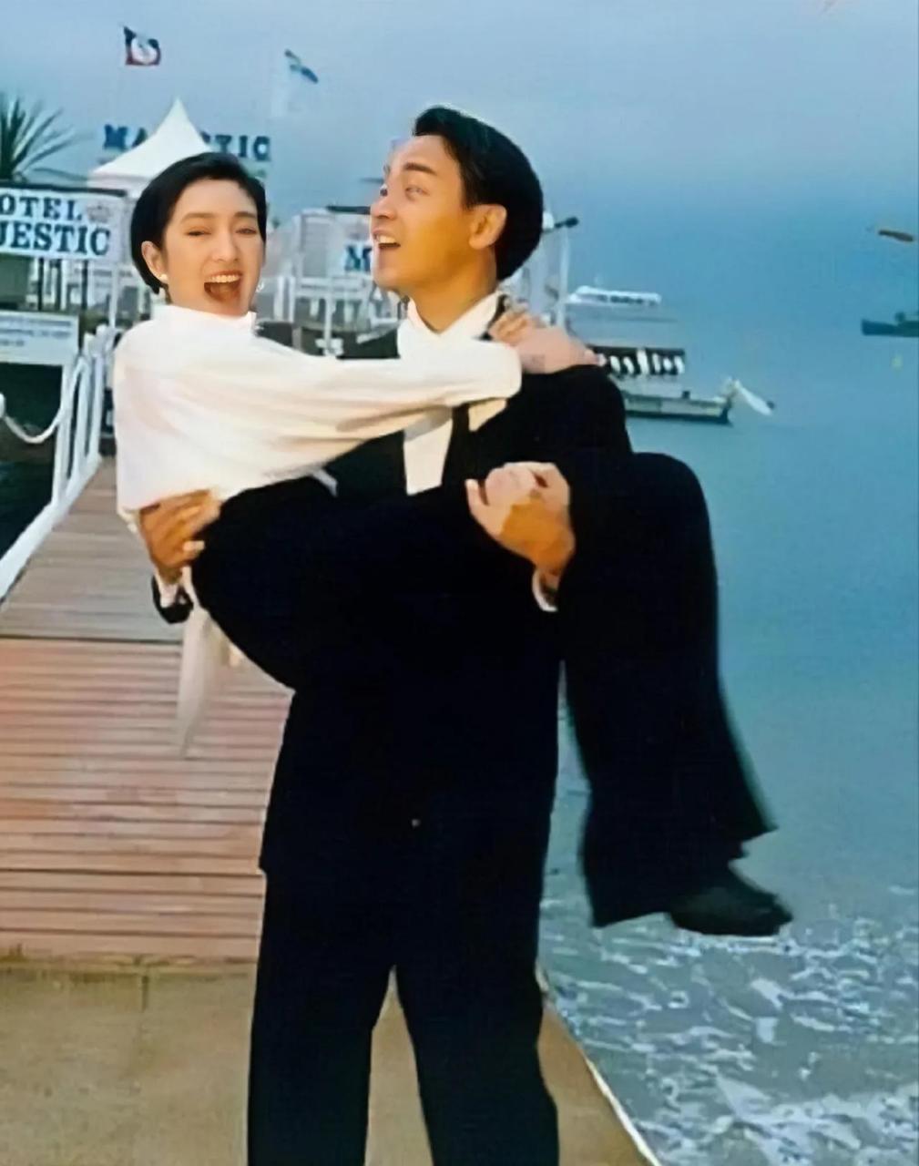 1993年,拍摄参演电影《霸王别姬》时张国荣和巩俐相识,据说当时张国荣