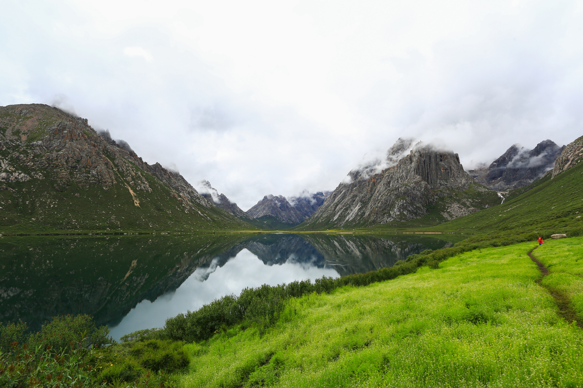 年保玉则仙女湖畔,绿草茵茵,湖水碧绿,湖光山色,天上人间,静谧唯美