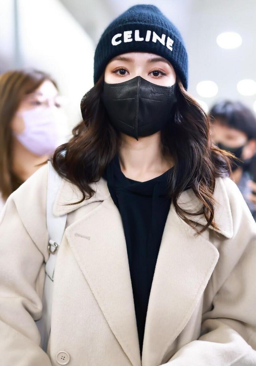 文咏珊机场街拍 米色毛呢大衣 黑色卫衣 皮裤 celine毛线帽简约温暖