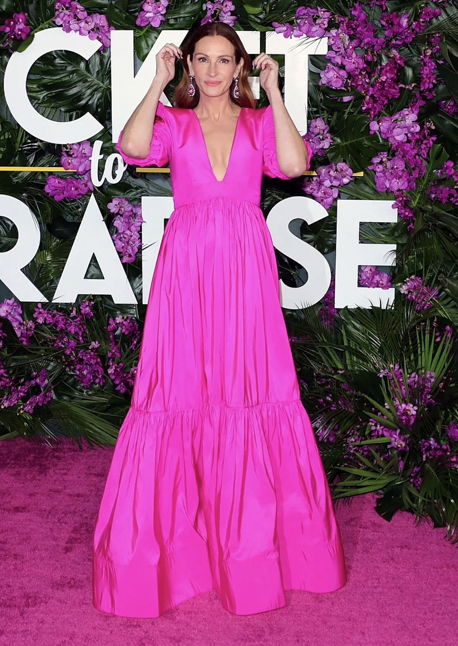 55岁的朱莉娅·罗伯茨还不失昔日的风采,芭比紫深v礼裙亮眼又减龄