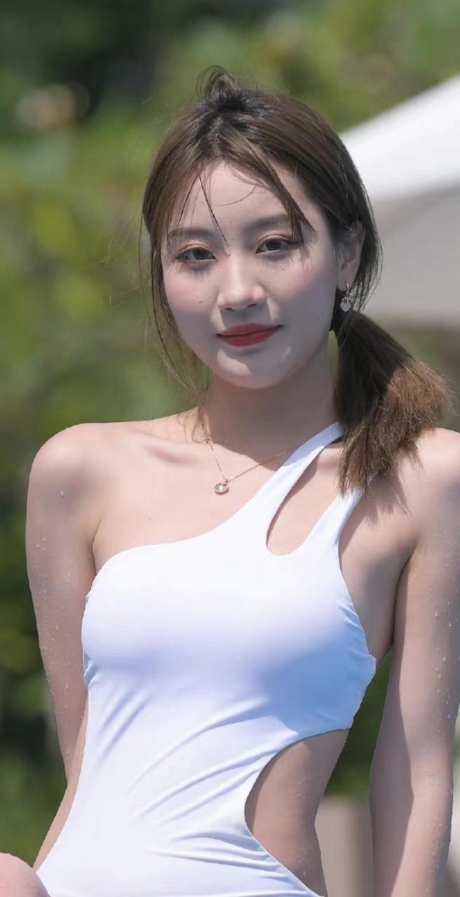 肤白貌美大长腿比基尼小姐姐