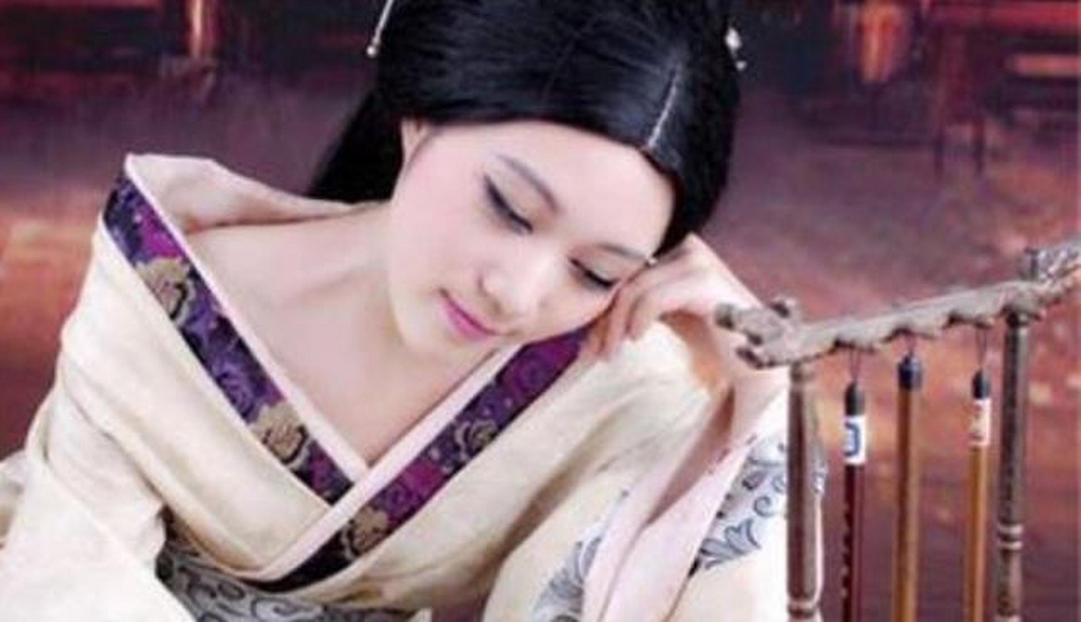 班婕妤是汉成帝刘骜的妃子之一,她也是西汉著名的才女,拥有贤惠的美德