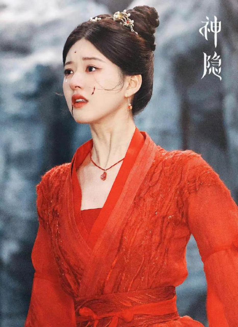赵露思vs迪丽热巴同款红裙,颜值差距一目了然你怎么认为?