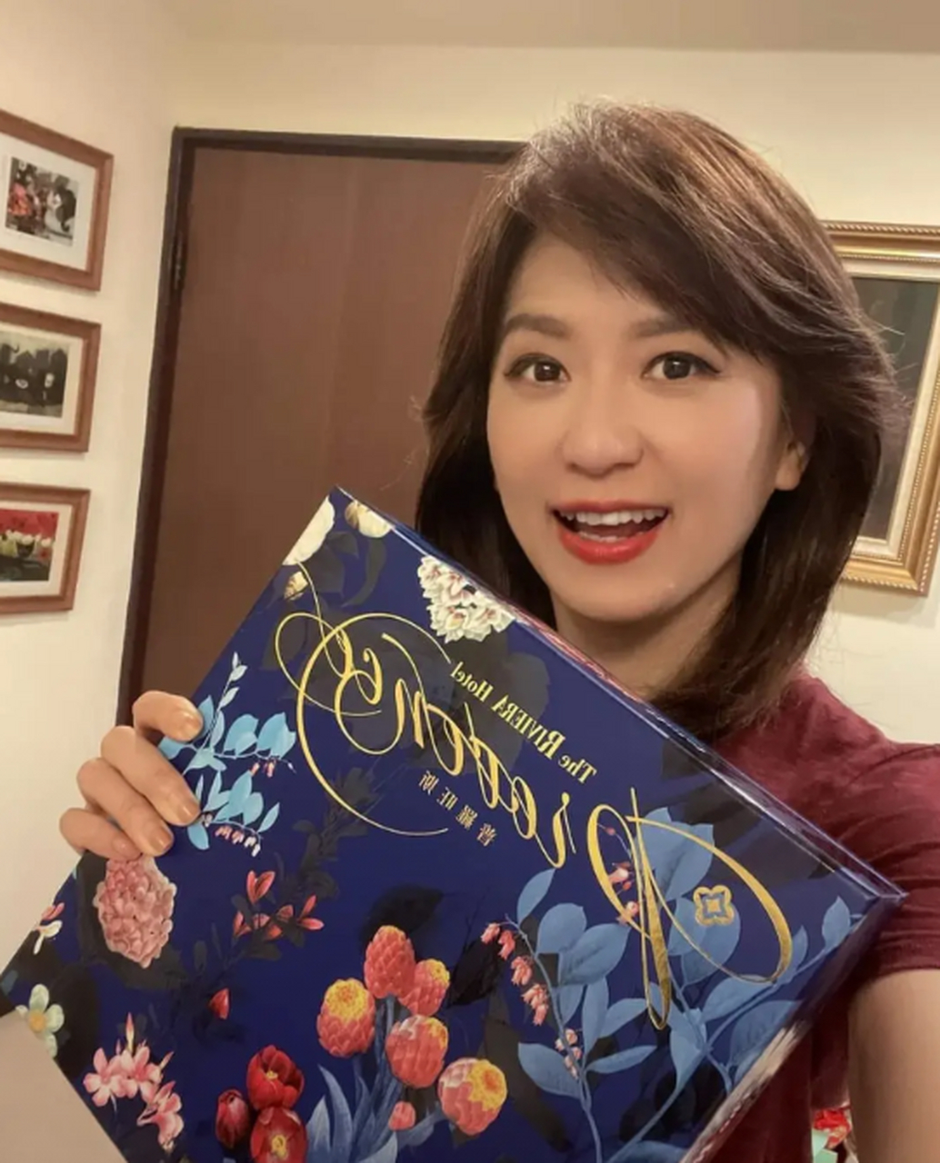 周玉琴主播晒月饼 中秋将近,周玉琴主播收到好友主厨送的月饼礼盒.