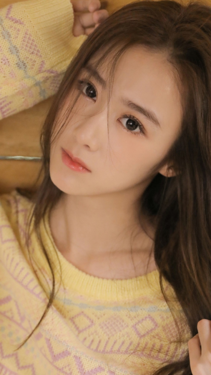 高颜值长发美女,居家干净清爽生活照 有时候我们希望在简单的室内环境