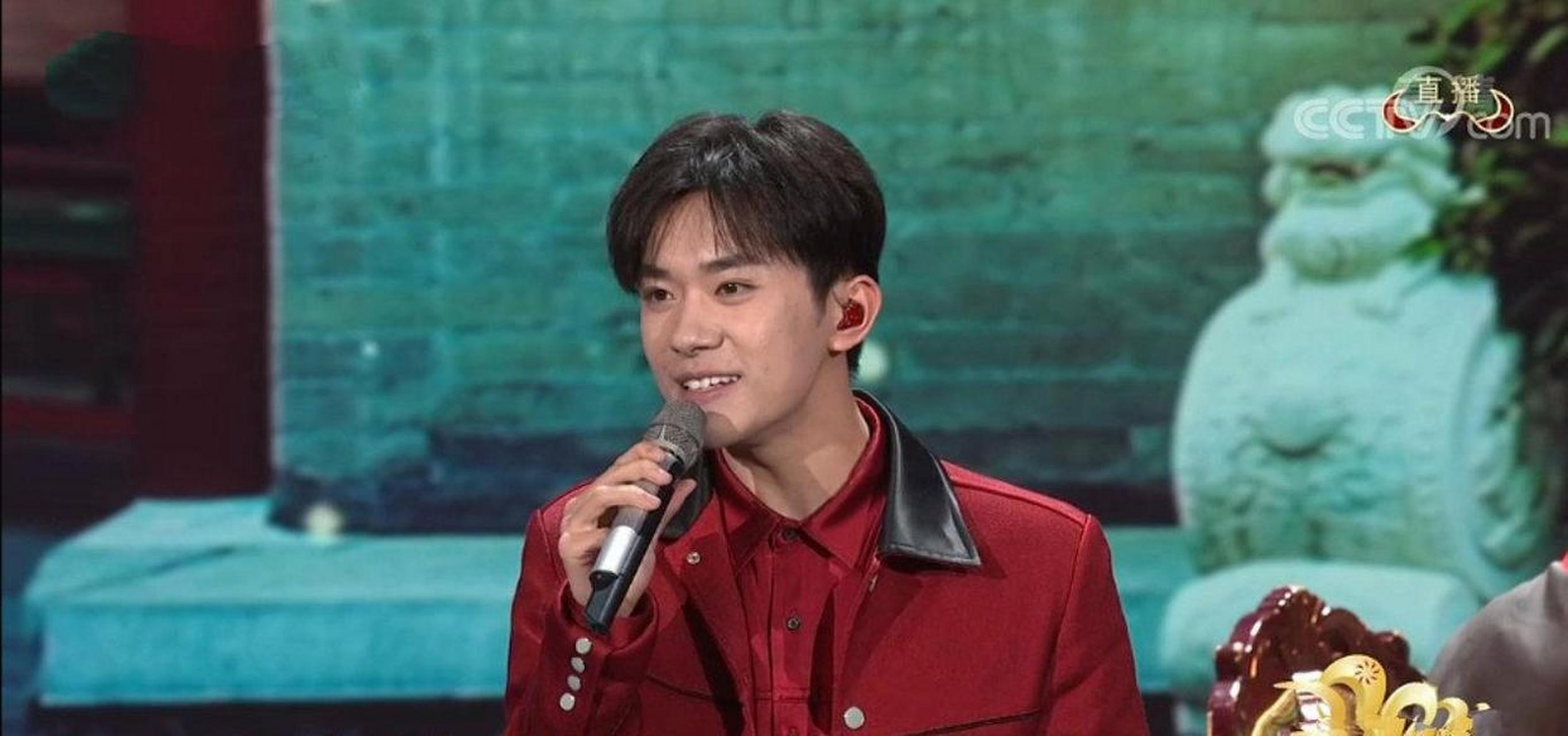 张杰易烊千玺这首《亲戚》唱的真的好写实啊,特别是易烊千玺唱的那句