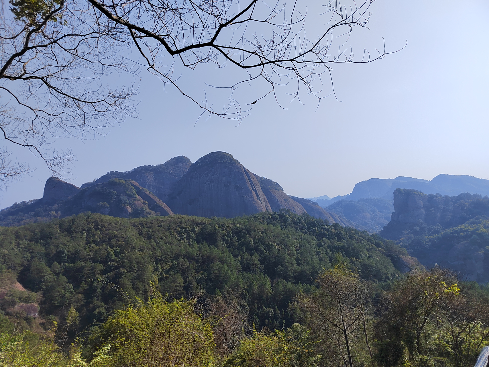 西岩广缘寺,位于江西省赣州市会昌县周田紫云山景区,山谷幽林,古木