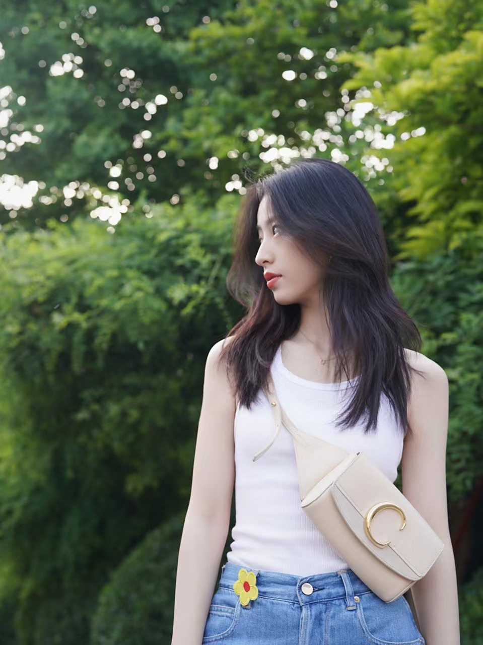 周雨彤的清爽旋律,带你领略居家懒人背心穿搭 周雨彤的这身背心穿搭