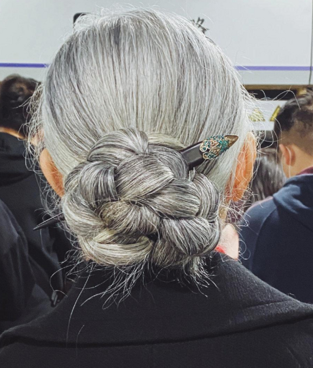 这发型是怎么缠绕的,看着好复杂,不过蛮好看的!