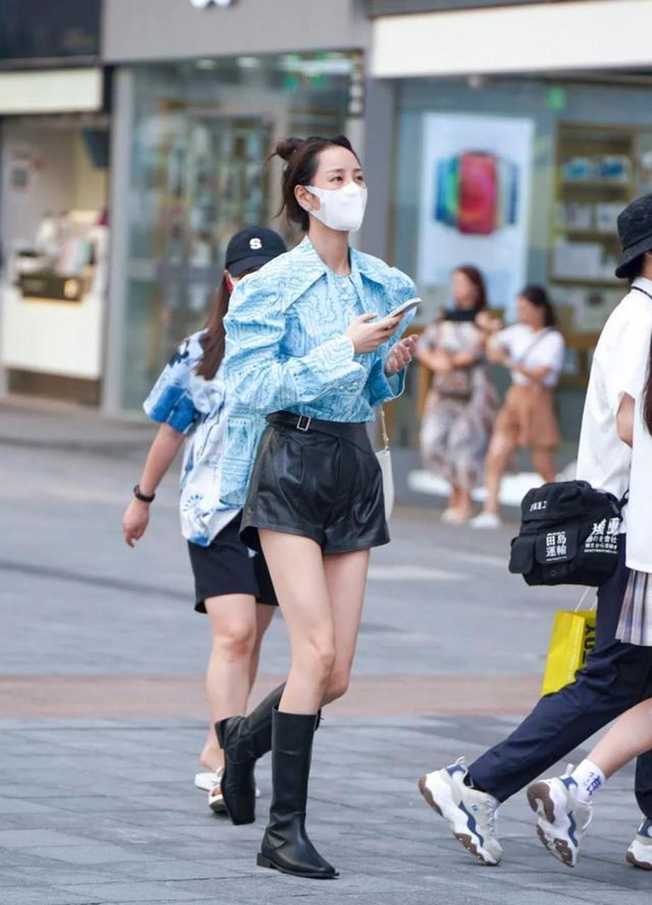 穿皮短裤配短靴秀长腿的时尚女生