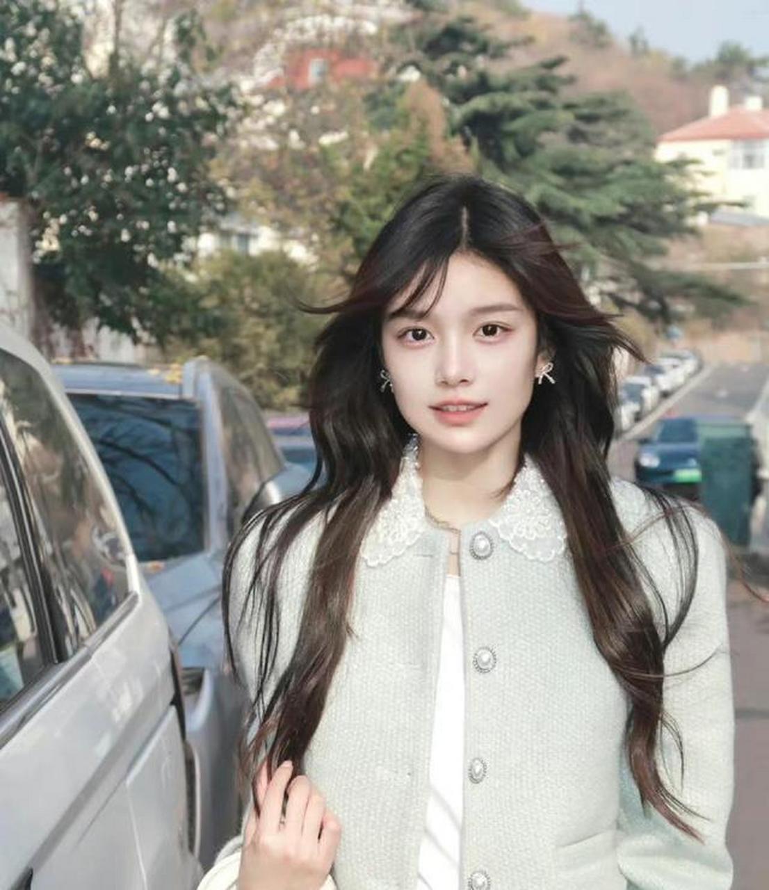 这是我见过最好看的"方脸美女",甜美又贵气,很像归国的小公主