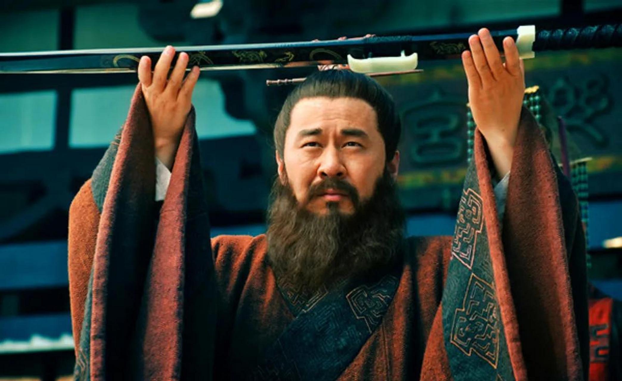 194年,曹操出任兖州牧,曹嵩得知消息后,就决定带着全家去投奔这个手握