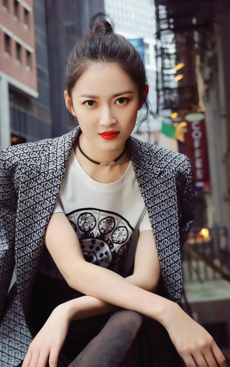 陈钰琪是唐嫣工作室首位签约艺人,典型的美人胚子,五官精致,气质清新