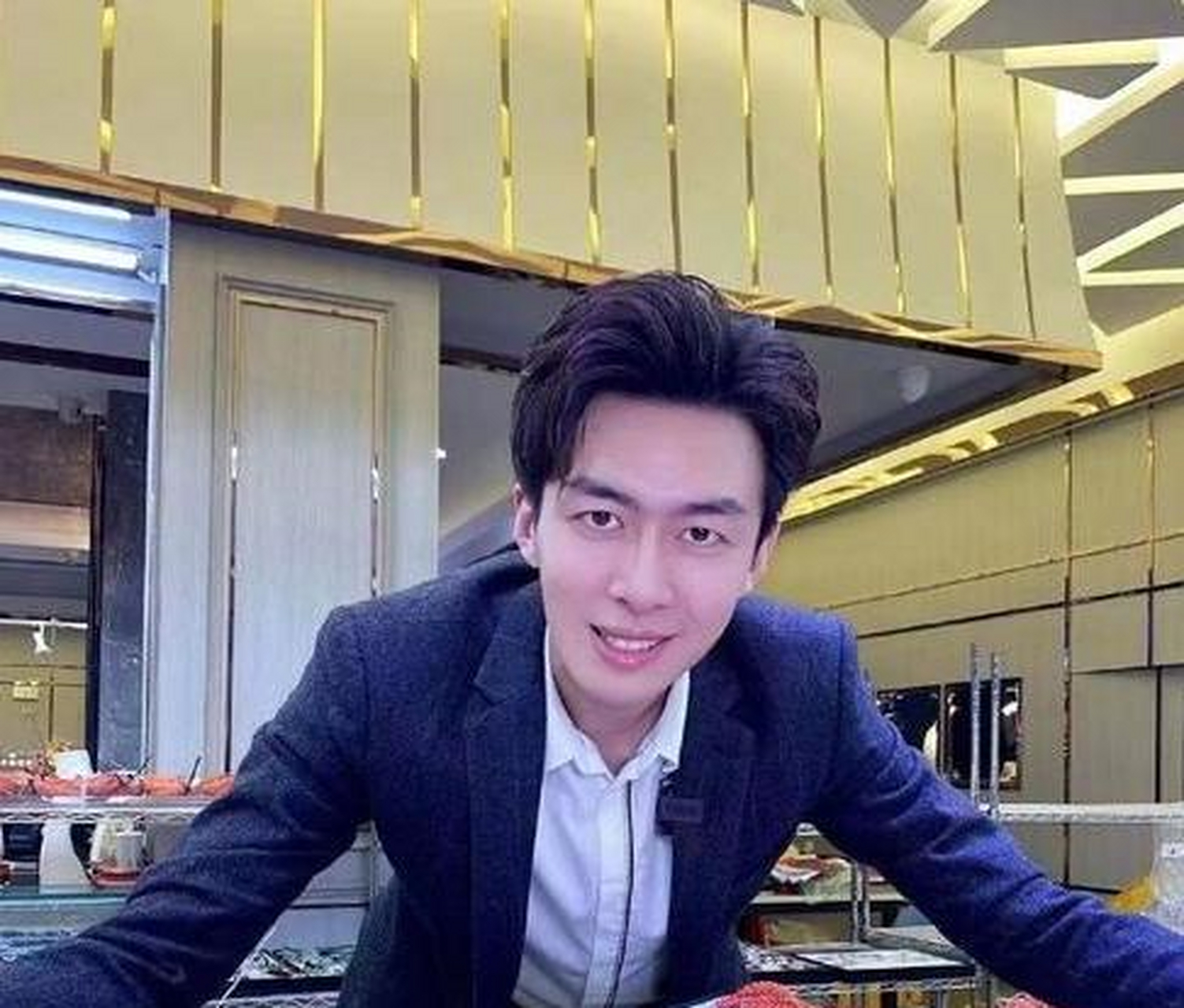 董先生是互联网靠着卖珠宝火起来的主播,他卖的各大珠宝品质好,性价比