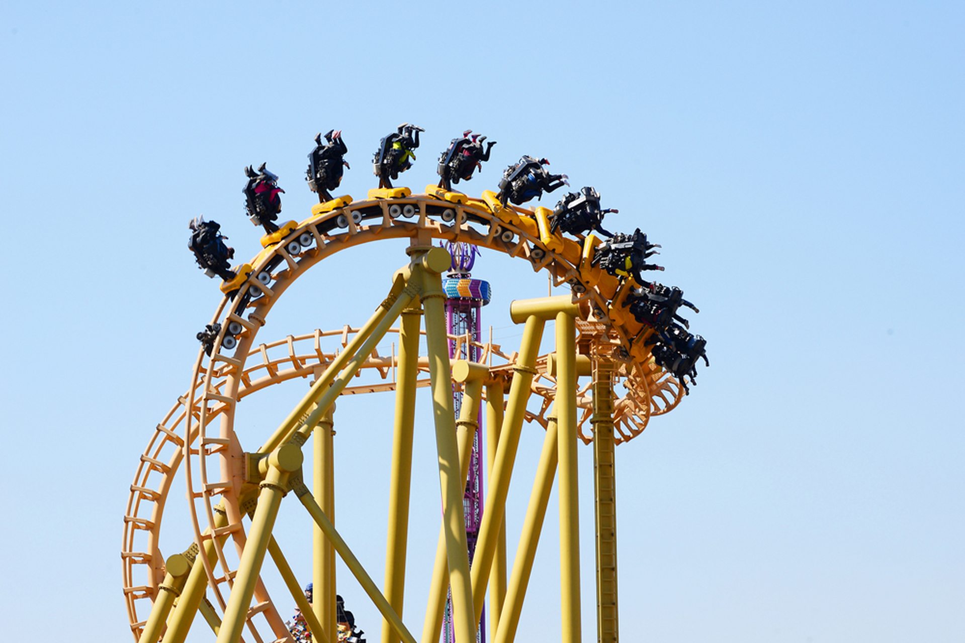 大同方特的火流星,是悬挂式过山车,别提有多刺激了.