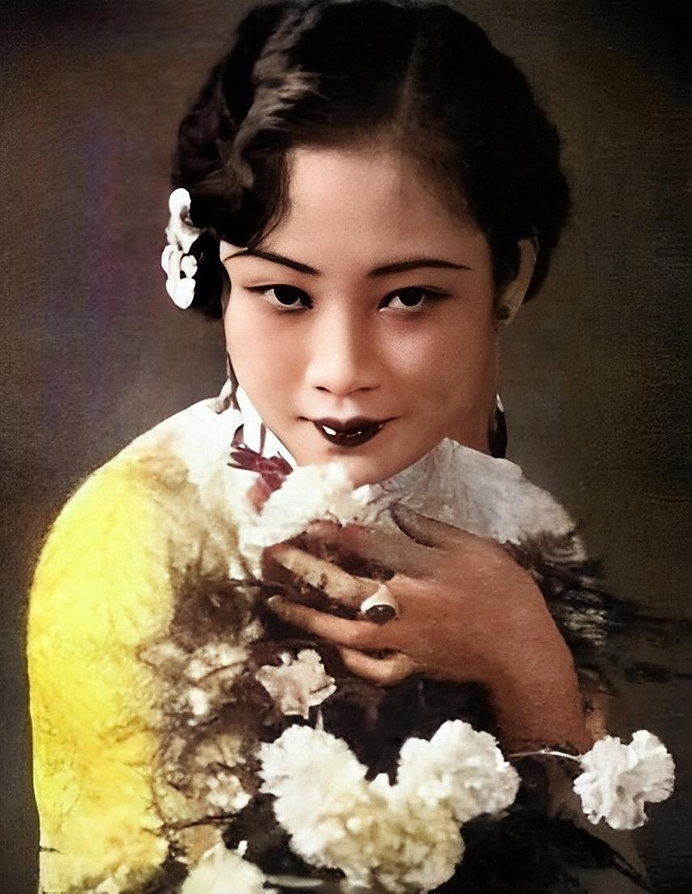 20世纪20年代,民国"电影皇后"胡蝶的老照片,图为她坐在桥边,倚着栅栏