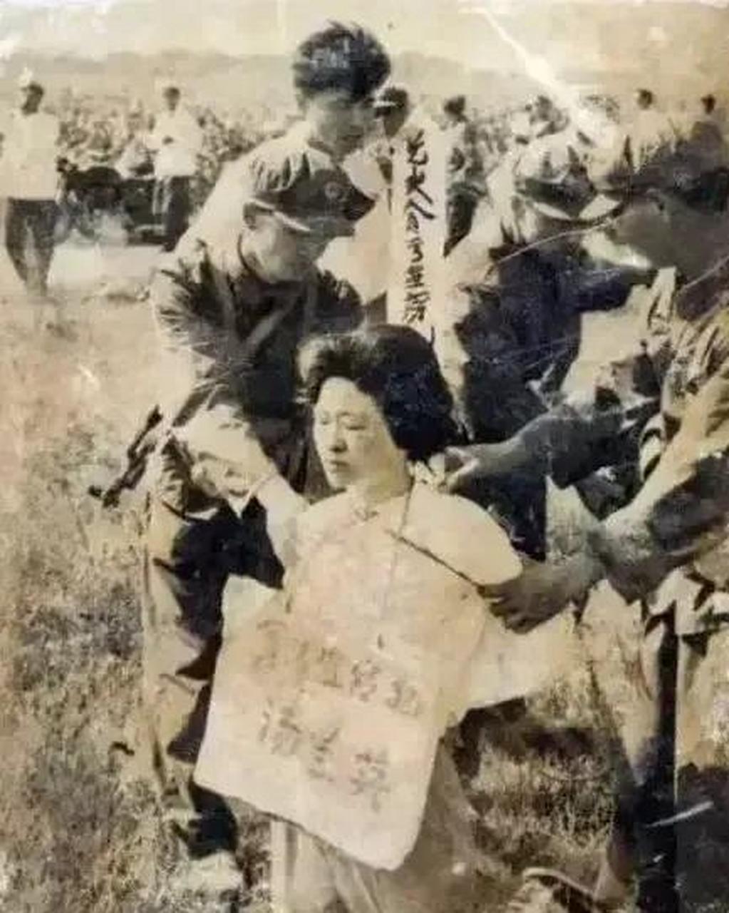 七十年代,汤兰英还是南通供销社的一名普通的会计,那个年代经济落后