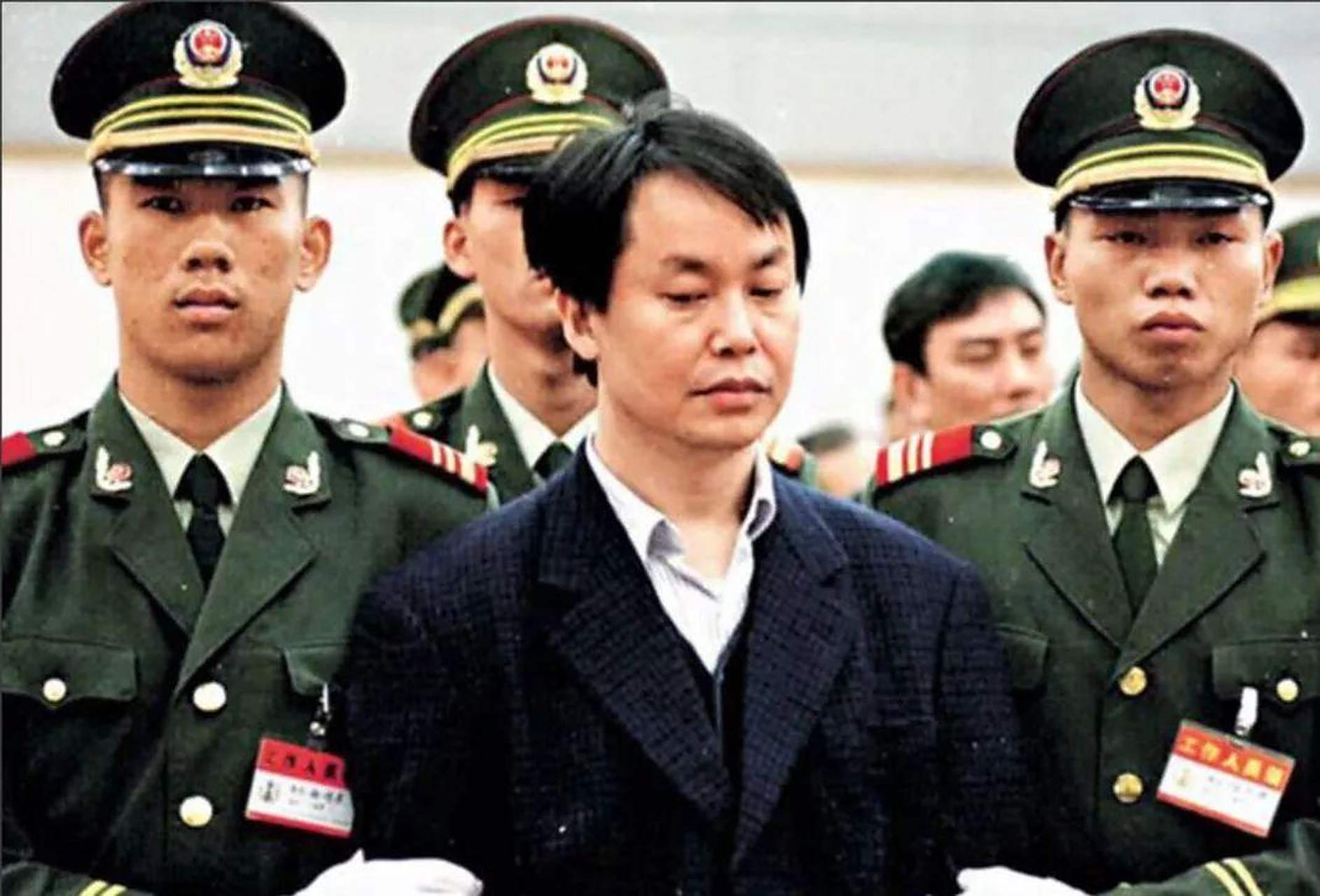 1998年,"世纪贼王"张子强在受审时,留下了一张老照片!