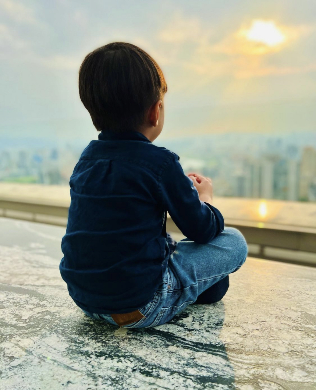 这背影,藏不住浑身散发的帅气,来自于爸爸的深沉,内敛,羞涩,长大后