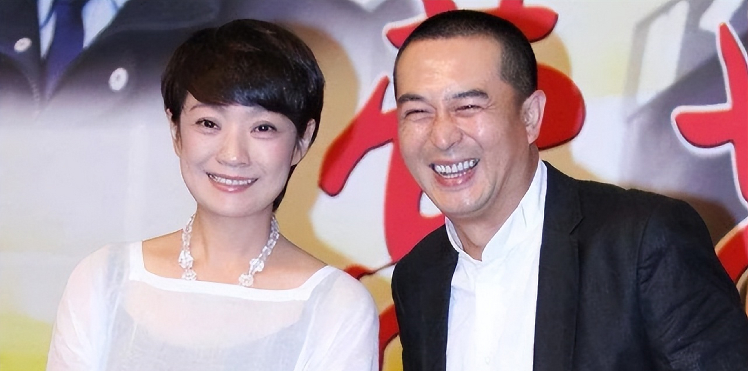 53岁张嘉译携老婆罕露面!红光满面肚腩突出,王海燕仍肤白迷人