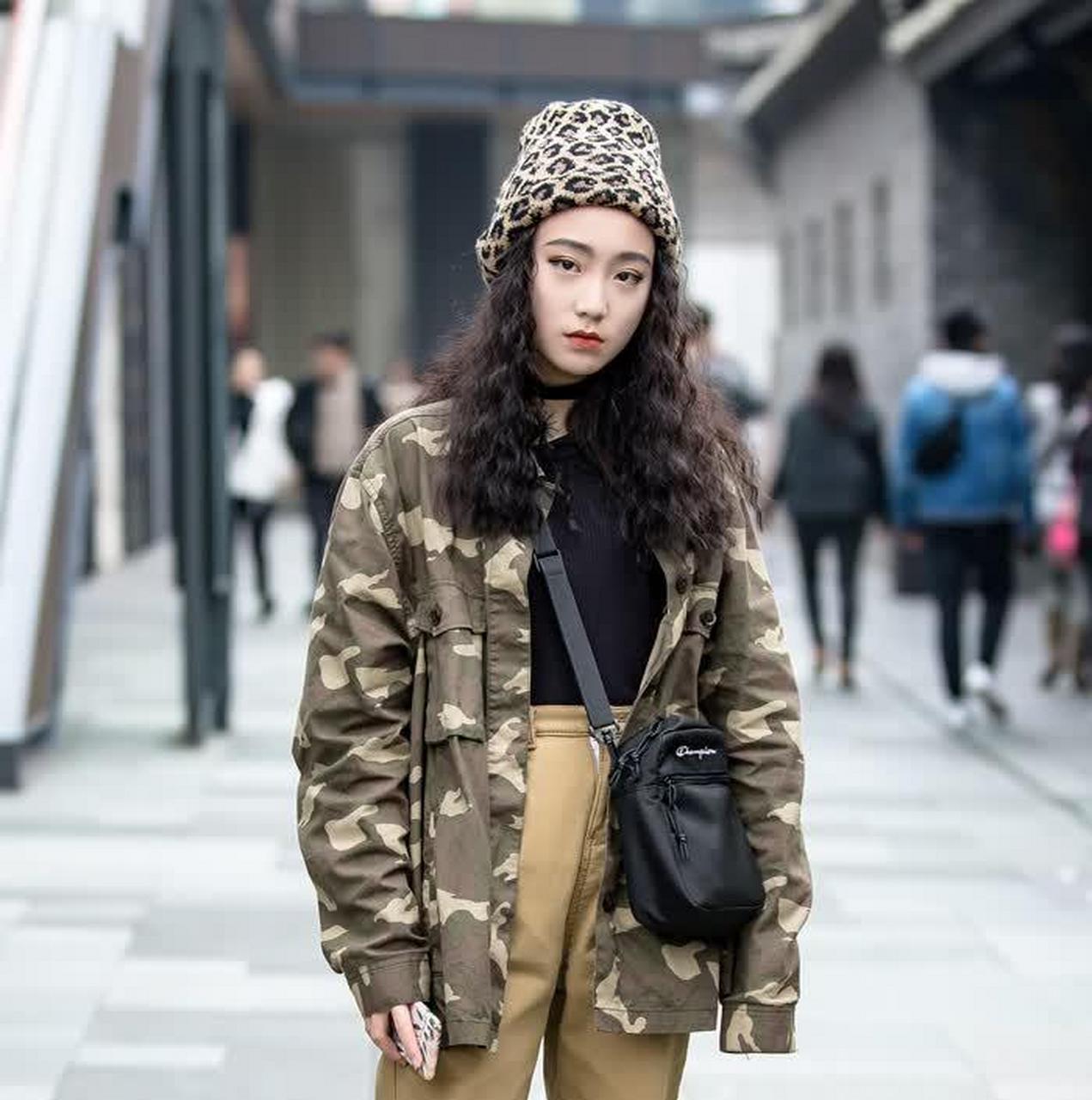 酷酷的迷彩外套,让爱美的小姐姐穿出不一样的感觉