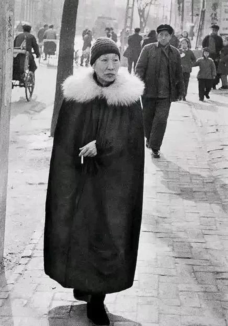 正黄旗老太太 这是1957年的北京街头正行走的一个正黄旗老太太,从她的