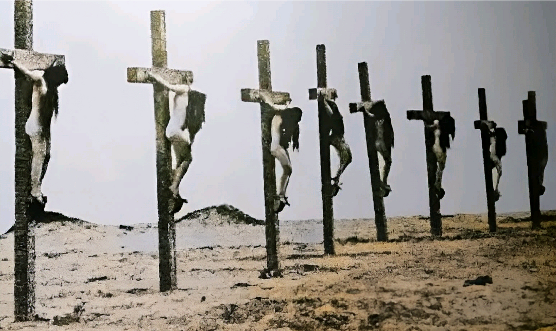 1915年,一群身体赤-裸的亚美尼亚女孩,被钉在十字架上,这些女孩仅仅