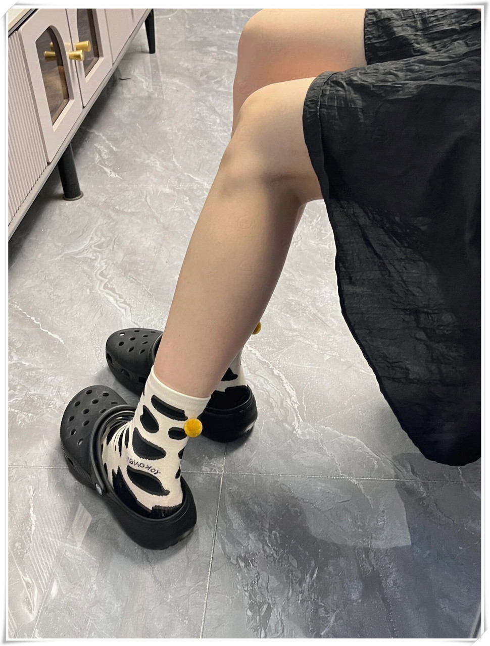 别管别人怎么说,我就是喜欢穿洞洞鞋搭配袜子!