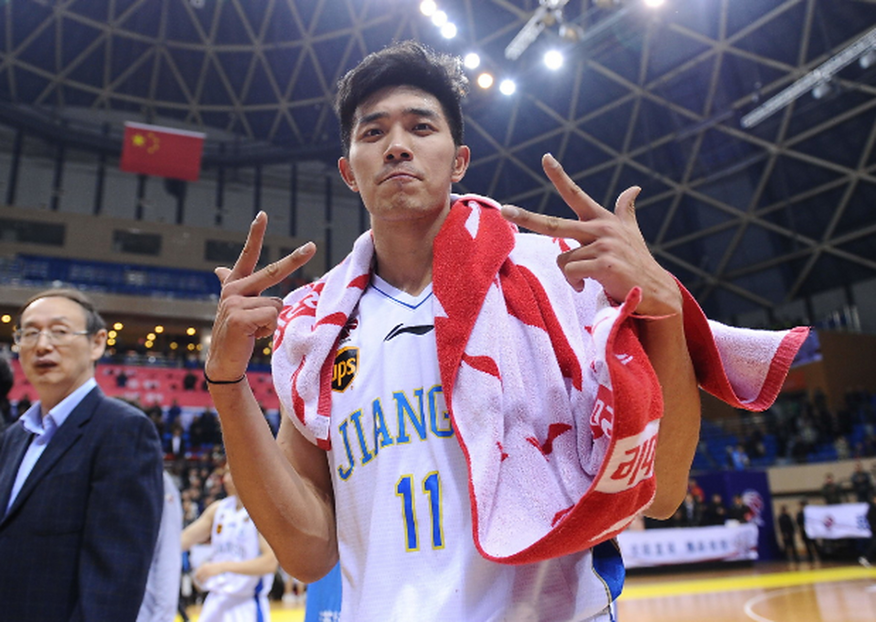 将穿周琦之前的9号球衣  江苏男篮官方宣布,中锋吴冠希转会加盟新疆