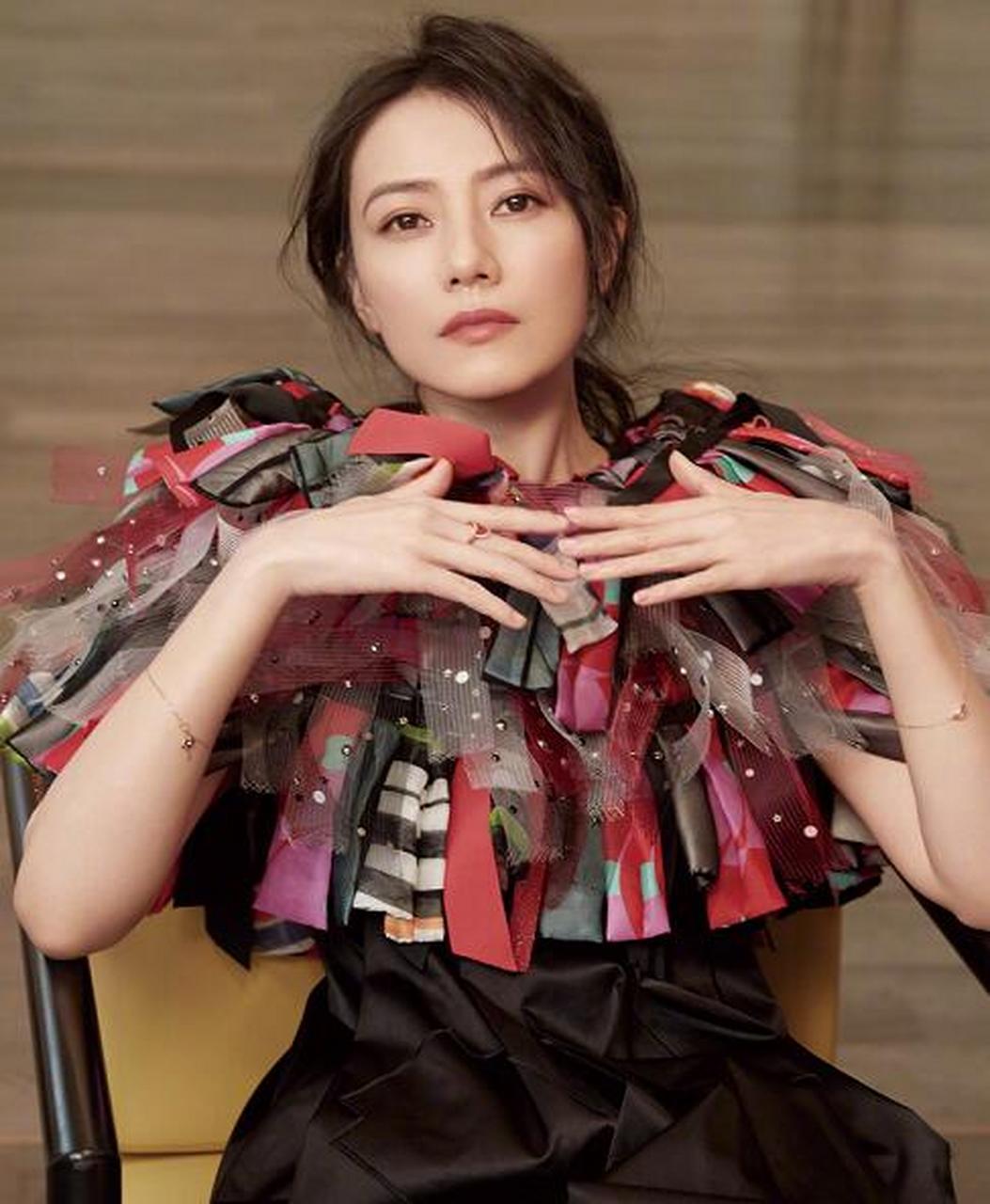 高圆圆时尚大片,依然还是那个优雅的大美圆,比以往多了一份俏皮,还有